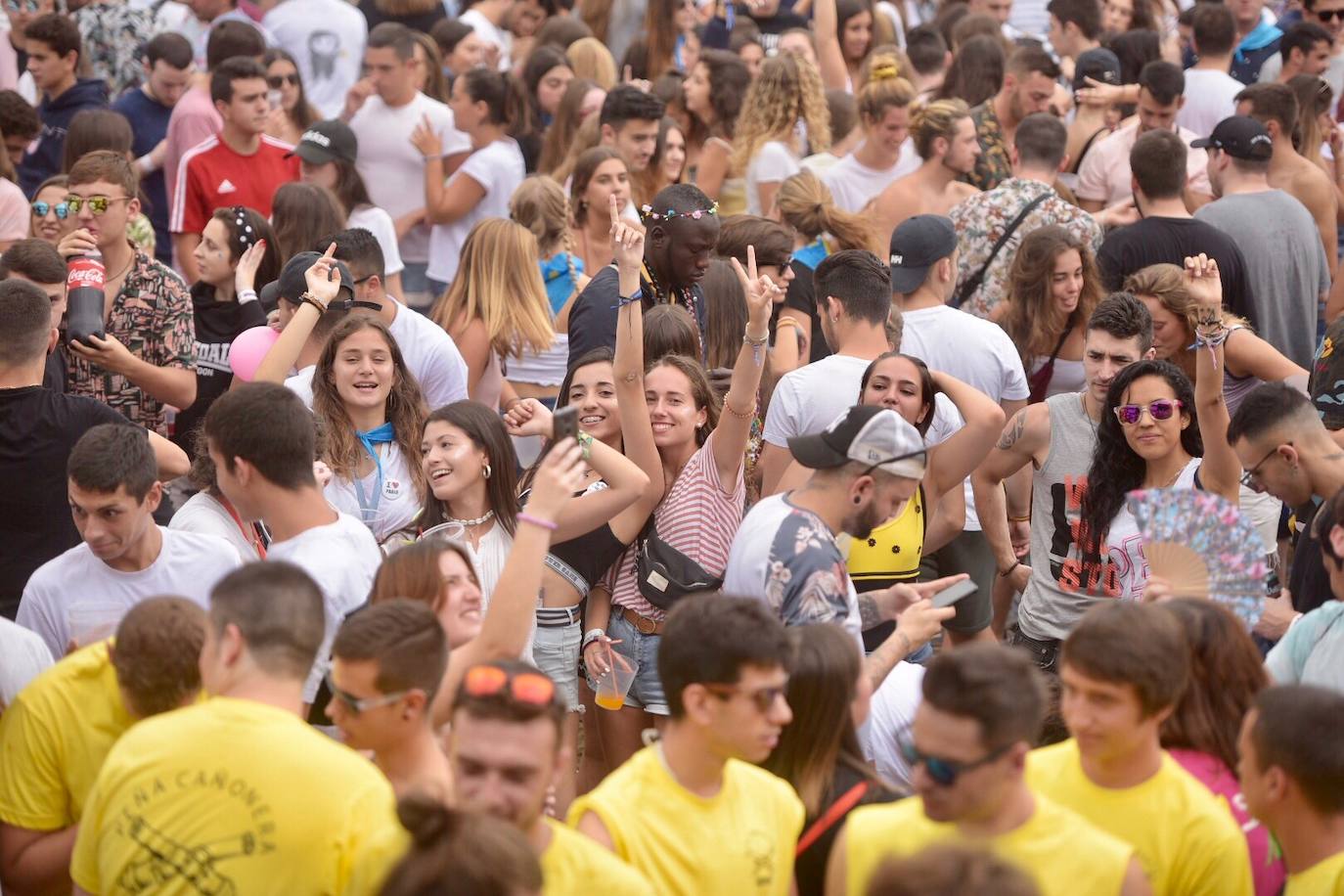 La sidra y las ganas de diversión llenan el prau Salcedo de Pravia en una de las fiestas más multitudinarias de Asturias.