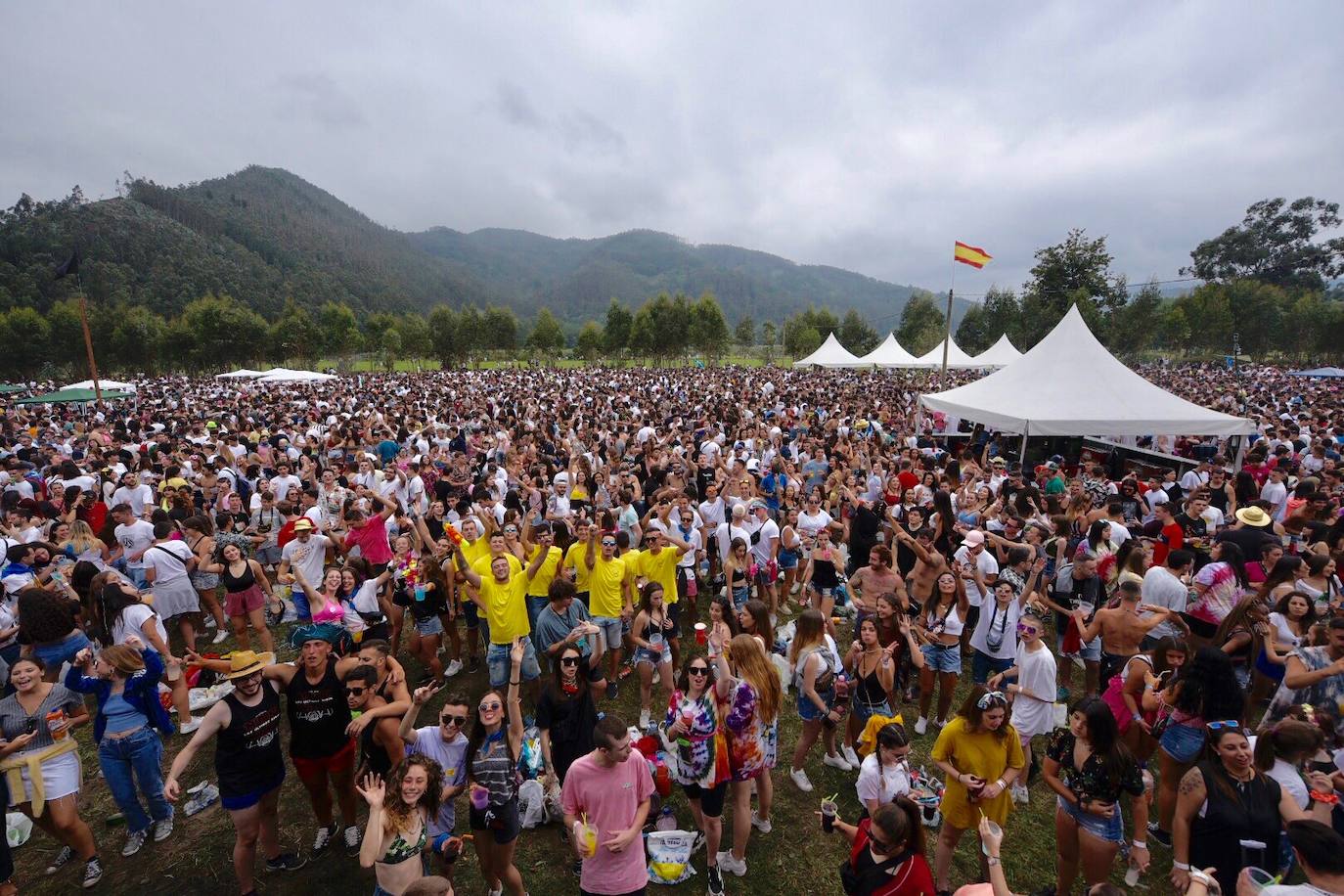 La sidra y las ganas de diversión llenan el prau Salcedo de Pravia en una de las fiestas más multitudinarias de Asturias.