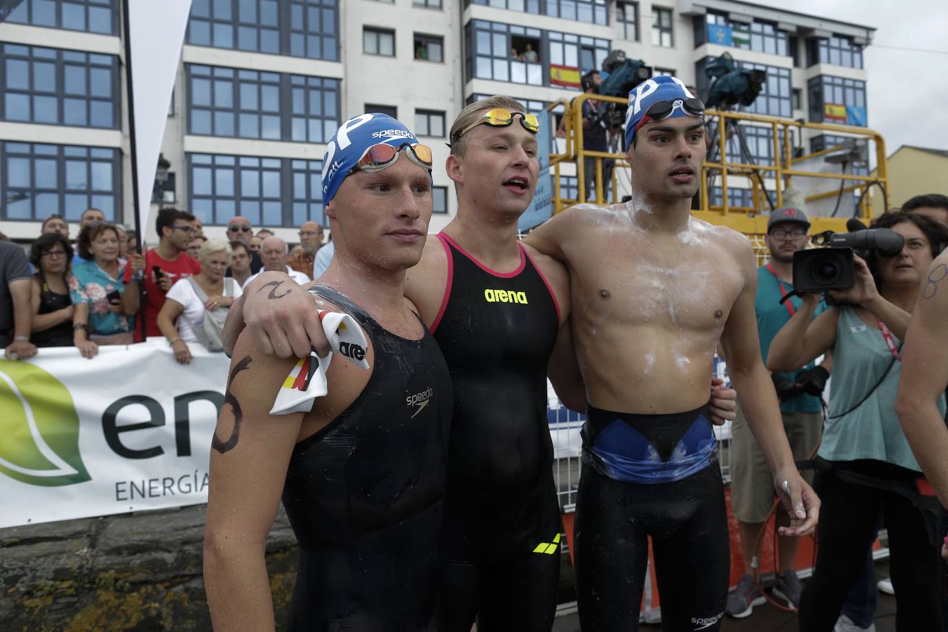 El campeón alemán Rob Muffels consiguió esta tarde su cuarto entorchado en el Descenso a Nado de la Ría y la holandesa Van Rouwendaal se impuso en la categoría femenina.