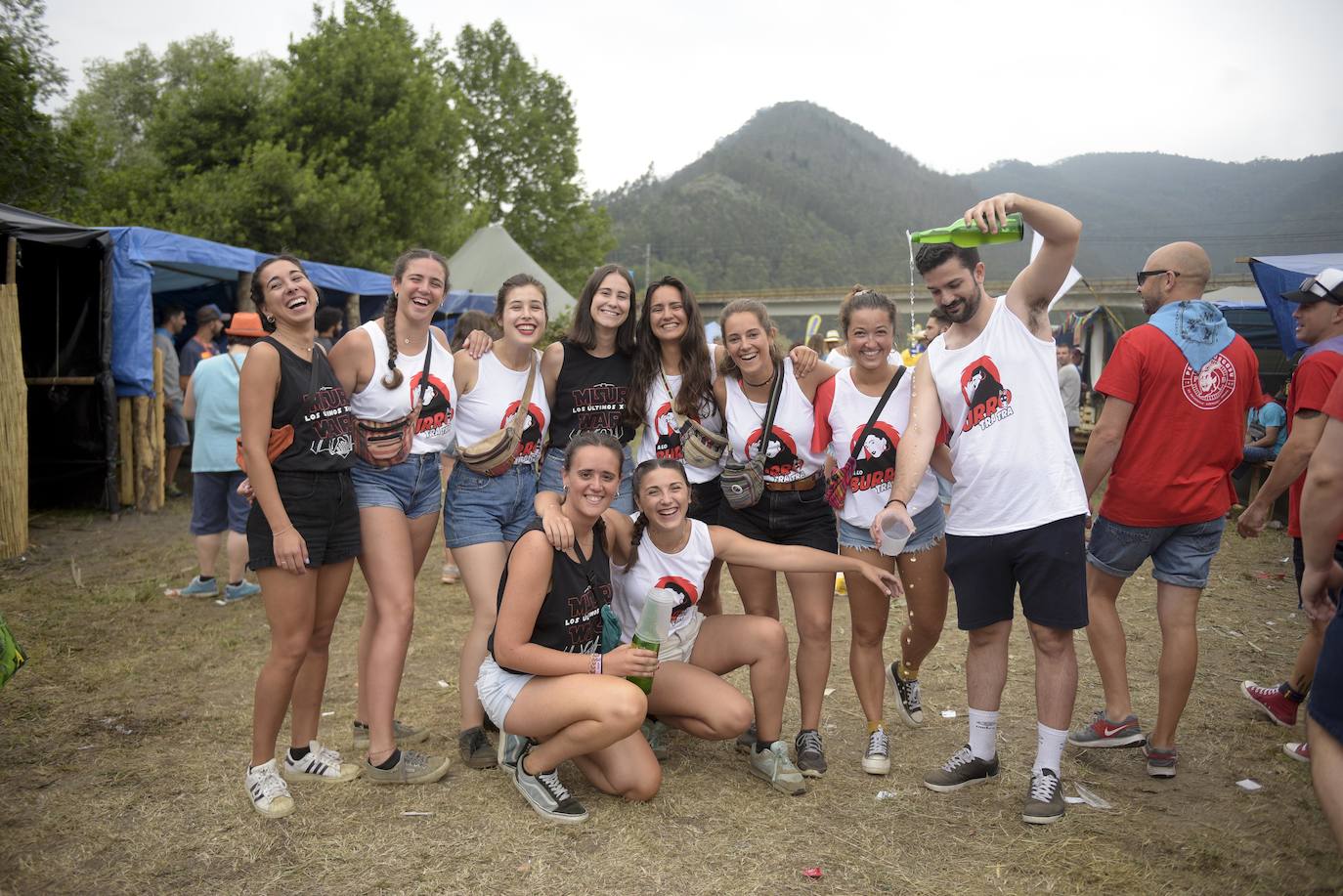 Miles de personas se congregan en el prau Salcéu para participar en la popular fiesta de Pravia