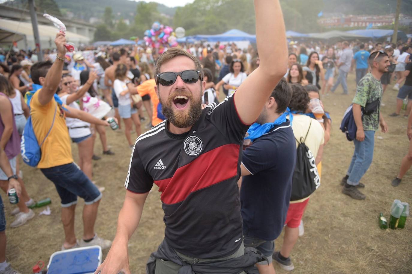 Miles de personas se congregan en el prau Salcéu para participar en la popular fiesta de Pravia