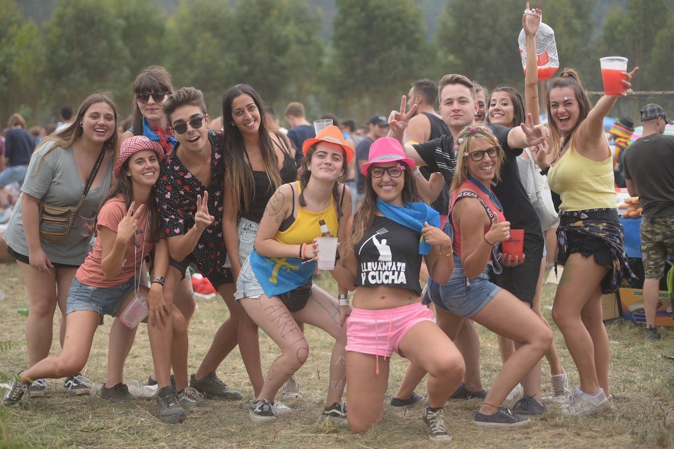 Miles de personas se congregan en el prau Salcéu para participar en la popular fiesta de Pravia