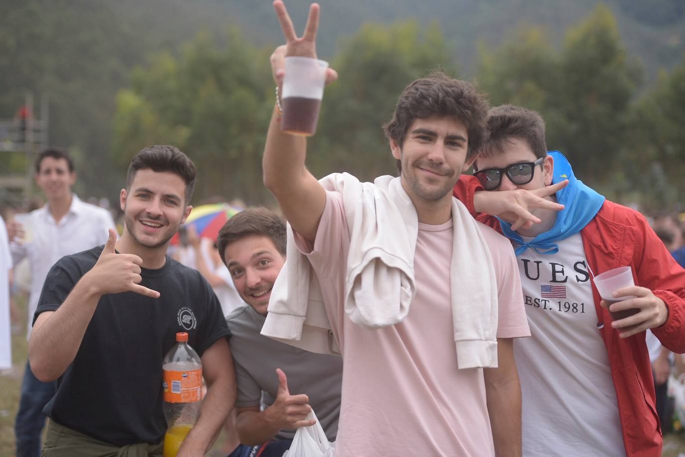 Miles de personas se congregan en el prau Salcéu para participar en la popular fiesta de Pravia