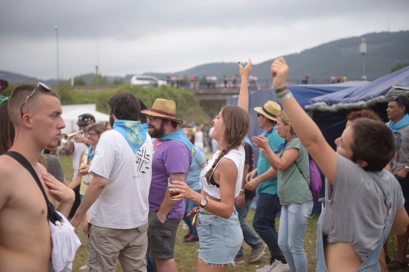 Miles de personas se congregan en el prau Salcéu para participar en la popular fiesta de Pravia