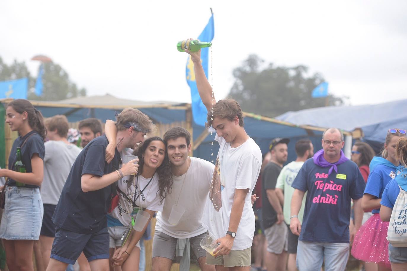 Miles de personas se congregan en el prau Salcéu para participar en la popular fiesta de Pravia