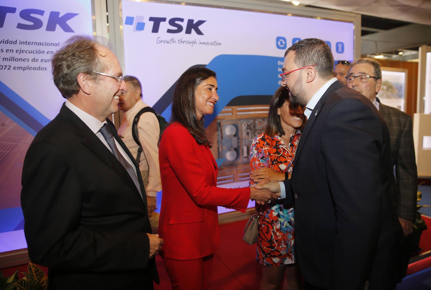 El presidente del Principado, Adrián Barbón, ha visitado la Feria Internacional de Muestras de Asturias que se desarrolla en el ferial Luis Adaro de Gijón. El jefe del Ejecutivo regional ha recorrido distintas exposiciones, entre ellas la de EL COMERCIO, y ha conversado con distintos representantes de la empresa y la sociedad asturianas.