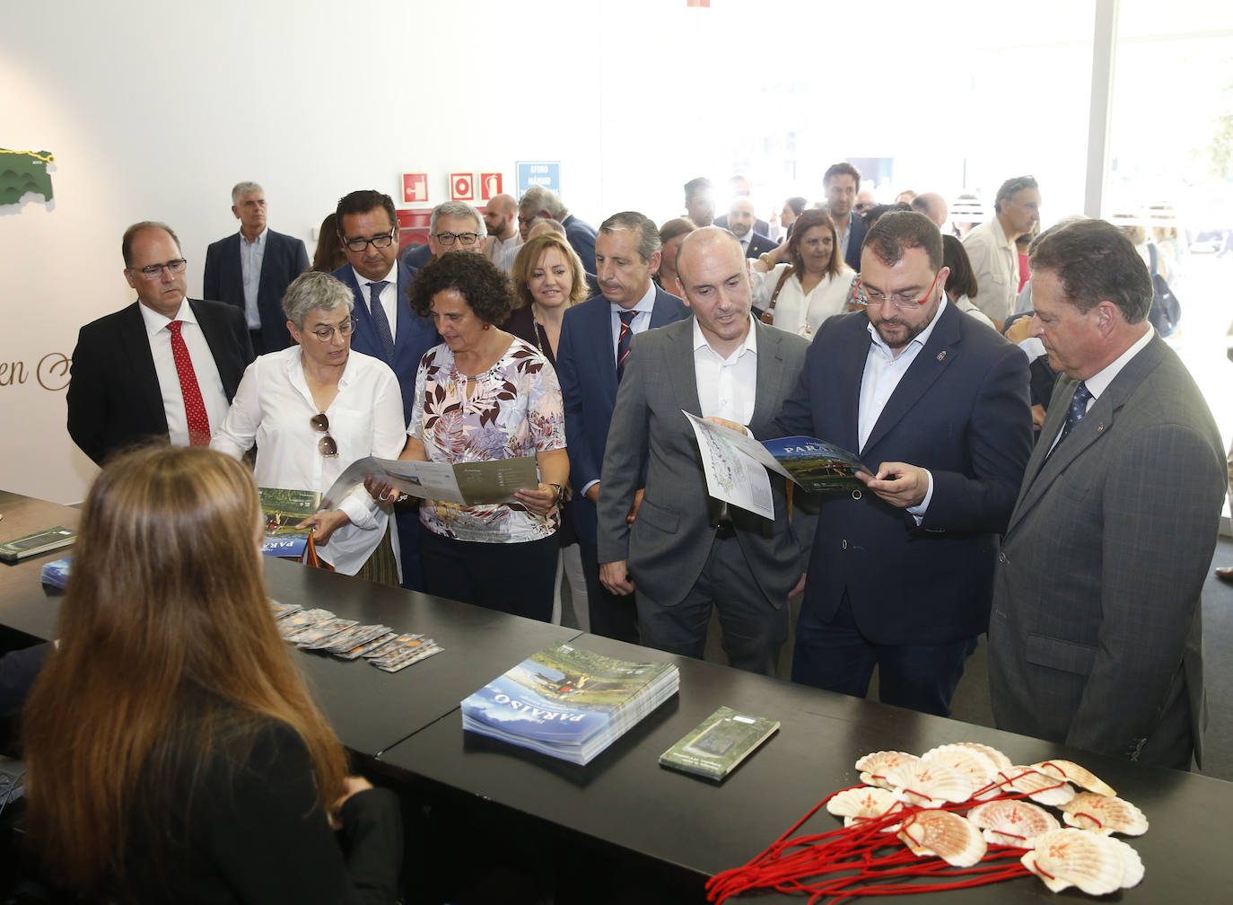 El presidente del Principado, Adrián Barbón, ha visitado la Feria Internacional de Muestras de Asturias que se desarrolla en el ferial Luis Adaro de Gijón. El jefe del Ejecutivo regional ha recorrido distintas exposiciones, entre ellas la de EL COMERCIO, y ha conversado con distintos representantes de la empresa y la sociedad asturianas.