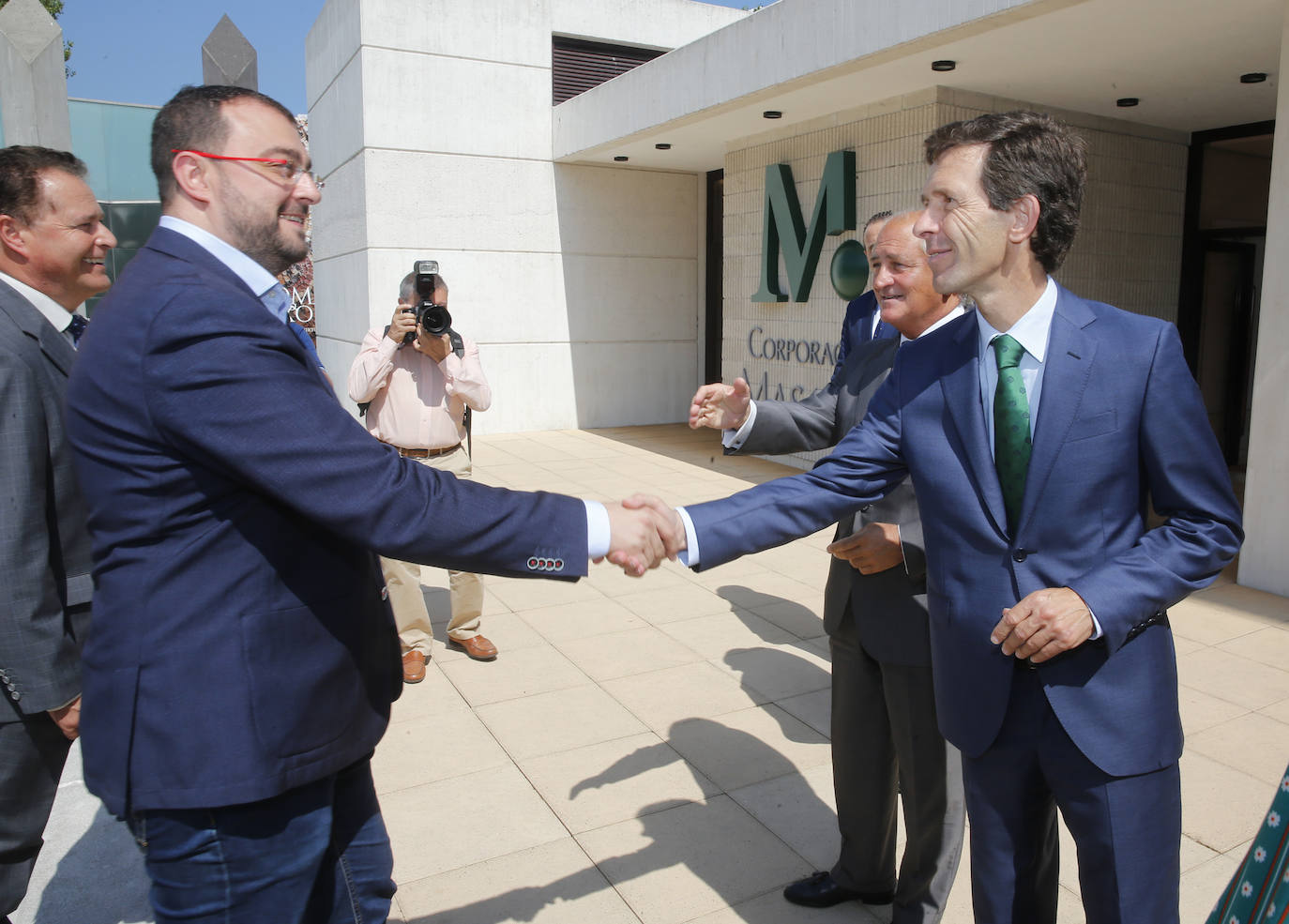 El presidente del Principado, Adrián Barbón, ha visitado la Feria Internacional de Muestras de Asturias que se desarrolla en el ferial Luis Adaro de Gijón. El jefe del Ejecutivo regional ha recorrido distintas exposiciones, entre ellas la de EL COMERCIO, y ha conversado con distintos representantes de la empresa y la sociedad asturianas.