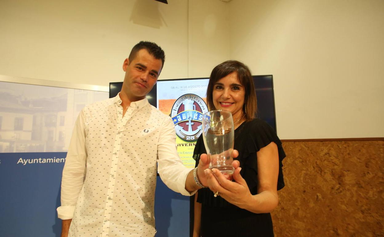 Hugo Martínez y Yolanda Alonso muestran el vaso conmemorativo. 