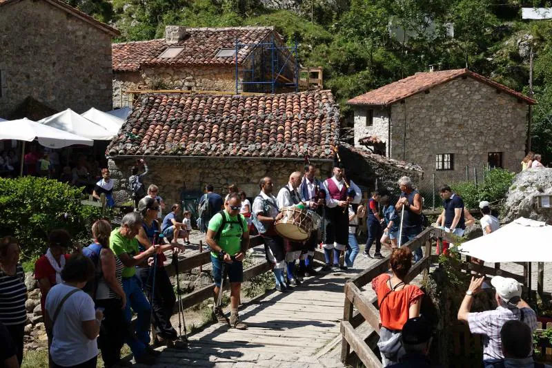 Rosario, procesión, música y baile. Así han celebrado en Bulnes la fiesta de Las Nievas, una cita acompañada del buen tiempo que ha congregado a numerosos vecinos y visitantes de la comarca oriental.