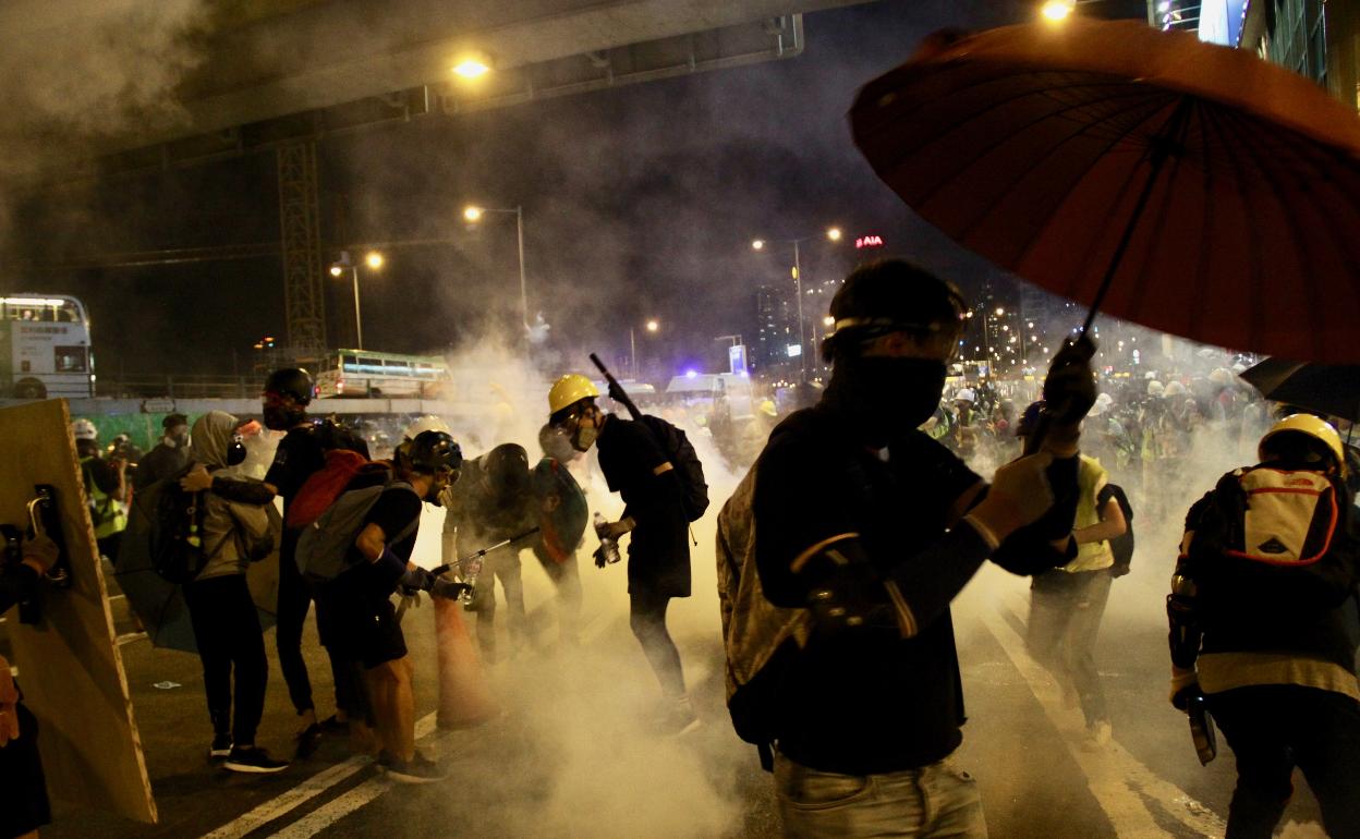 Con una huelga general que acabó en la anarquía, las protestas de Hong Kong desafían desde hace ya dos meses al autoritario régimen chino. 