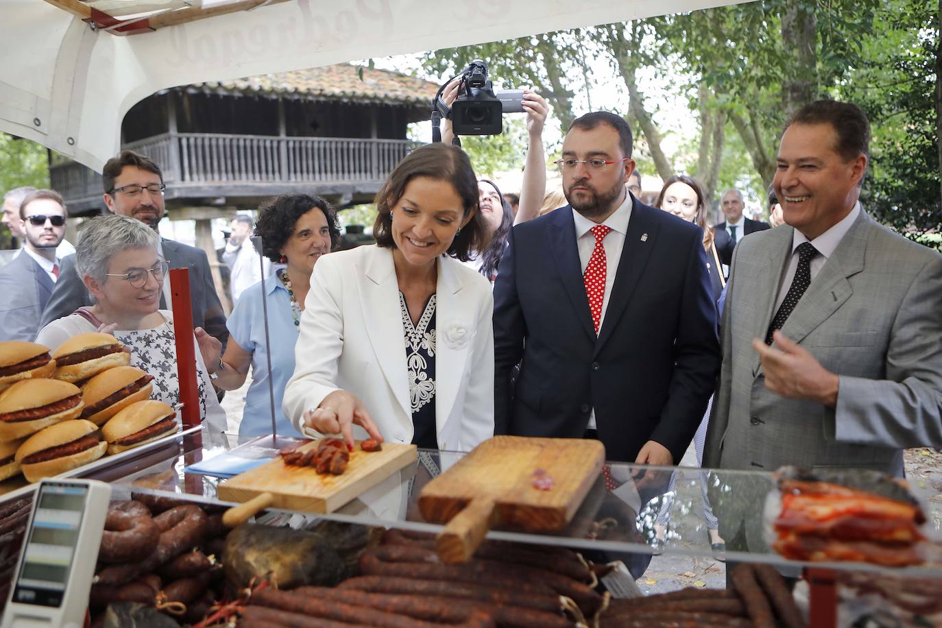 Encuentro con Adrián Barbón en Oviedo, visita a la Feria de Muestras de Asturias en Gijón y reunión con el comité de empresa de Alcoa en Avilés. Así ha sido la visita de la ministra de Industria en funciones Reyes Maroto a Asturias.