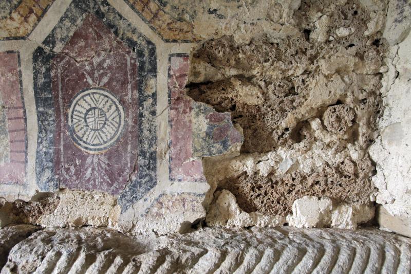 Los trabajos de restauranción de San Miguel de Lillo han sacado a la luz una serie de pinturas del siglo IX que permanecían ocultas. Se trata de decoraciones geométricas que destacan por una sencilla paleta de color, pero que tiene una gran viveza y que destacan por su factura técnica. En el ábside, se ha conseguido recuperar una escena tardomedieval que cuenta con los escudos de las familias Álvarez y Solís.