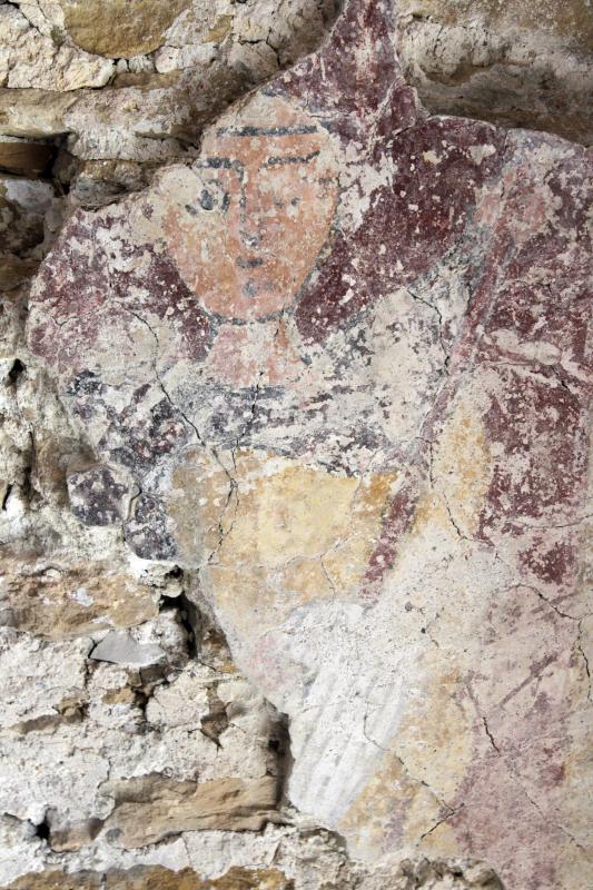 Los trabajos de restauranción de San Miguel de Lillo han sacado a la luz una serie de pinturas del siglo IX que permanecían ocultas. Se trata de decoraciones geométricas que destacan por una sencilla paleta de color, pero que tiene una gran viveza y que destacan por su factura técnica. En el ábside, se ha conseguido recuperar una escena tardomedieval que cuenta con los escudos de las familias Álvarez y Solís.