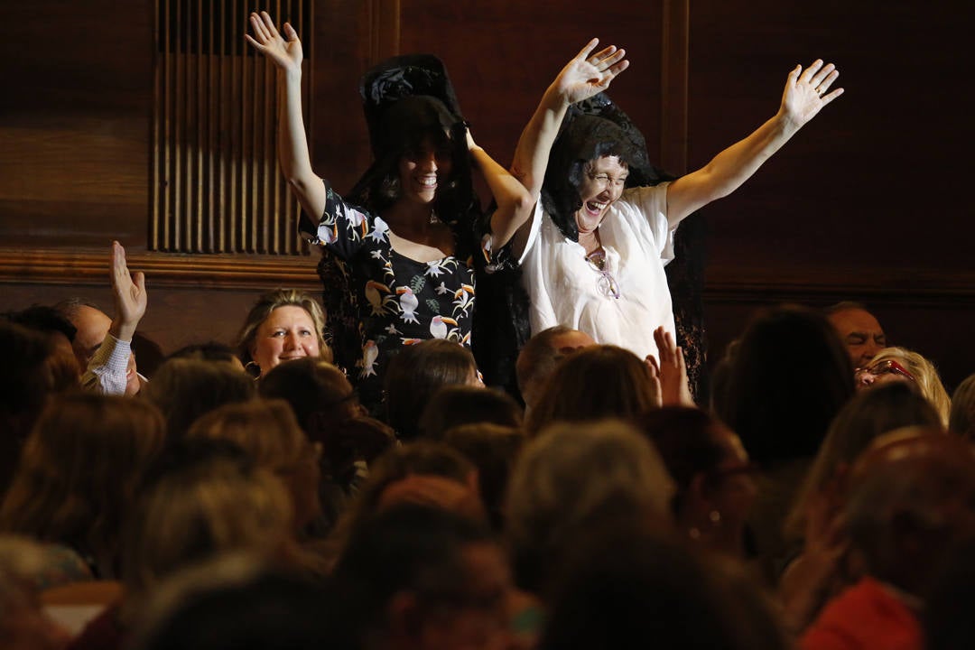 La compañía catalana consiguió una vez más divertir en el estreno de su espectáculo en el Jovellanos. 'Adiós Arturo' estará presente en la ciudad hasta el día 18 para aquellos que quieran disfrutar de una función llena de optimismo y vitalidad.