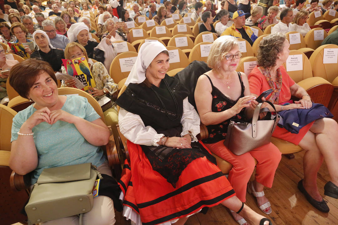 La compañía catalana consiguió una vez más divertir en el estreno de su espectáculo en el Jovellanos. 'Adiós Arturo' estará presente en la ciudad hasta el día 18 para aquellos que quieran disfrutar de una función llena de optimismo y vitalidad.
