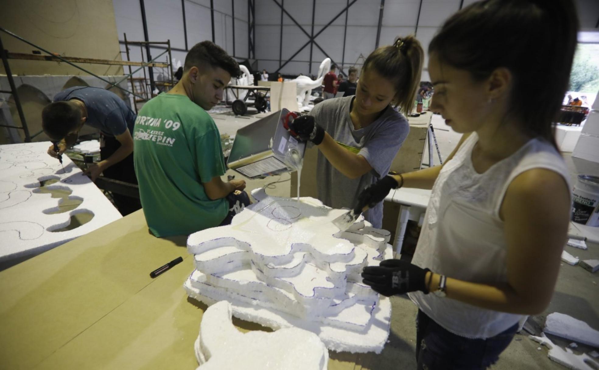 Las figuras cogen forma en los 'astilleros' de Pola.