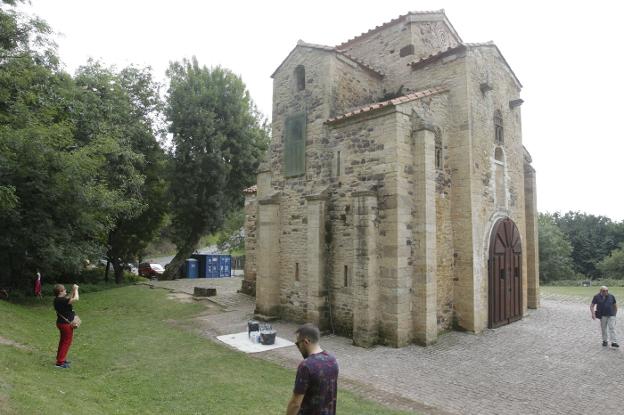 El exterior de la iglesia de San Miguel de Lillo. 