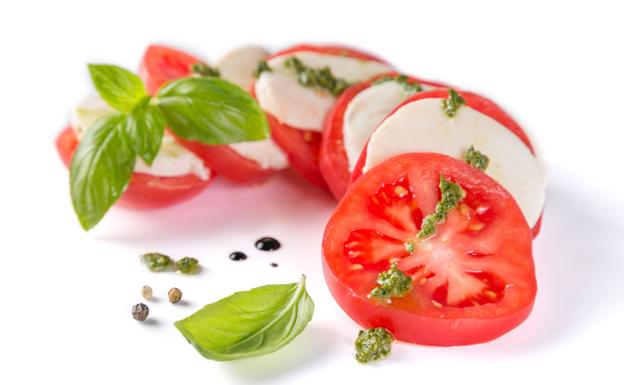 Ensalada caprese con mozzarella. 