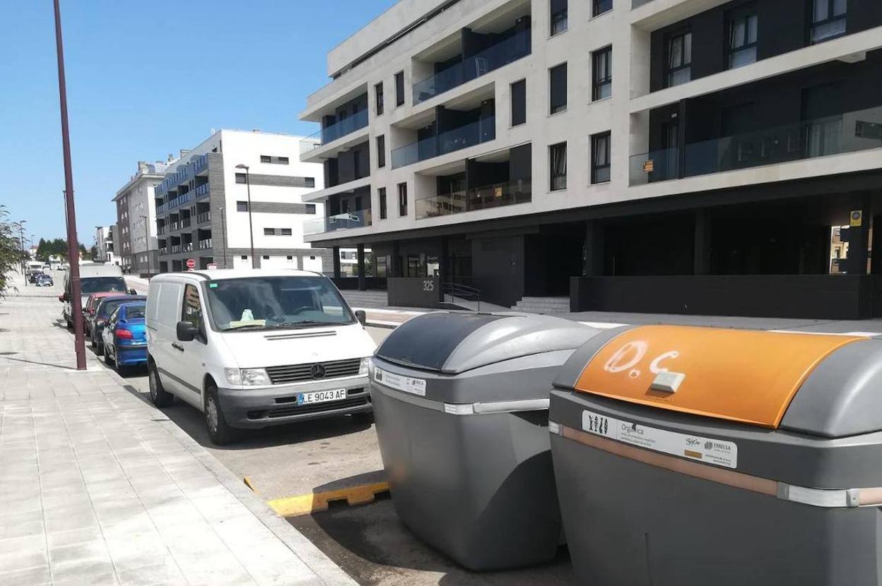 Contenedores en el lugar en el que fue hallado el cadáver del bebé, en Nuevo Roces. 