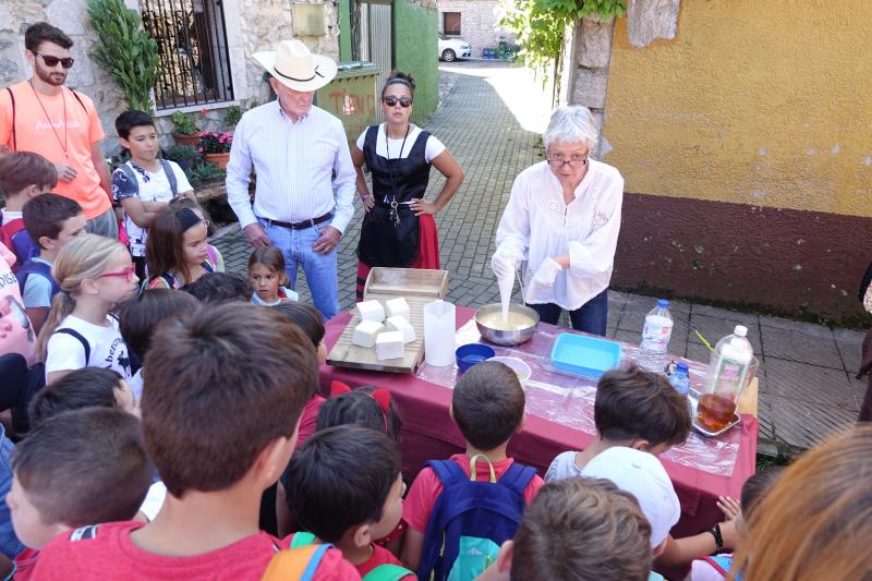 Benia de Onís celebra una nueva edición del Mercáu Asturianu de los años veinte, una cita que permite acercarse a las costumbres y oficios tradicionales, como el de las hilanderas o el trabajo de la madera.