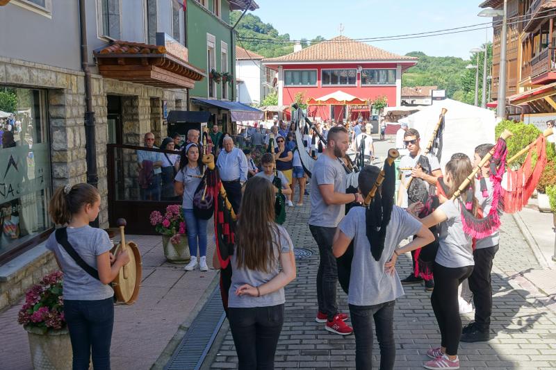 Benia de Onís celebra una nueva edición del Mercáu Asturianu de los años veinte, una cita que permite acercarse a las costumbres y oficios tradicionales, como el de las hilanderas o el trabajo de la madera.