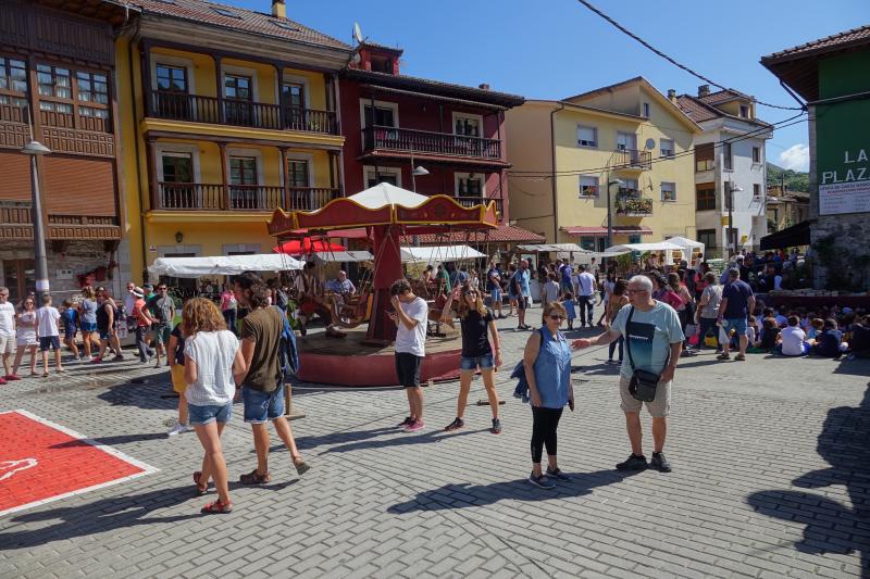 Benia de Onís celebra una nueva edición del Mercáu Asturianu de los años veinte, una cita que permite acercarse a las costumbres y oficios tradicionales, como el de las hilanderas o el trabajo de la madera.