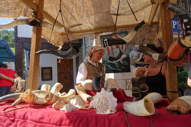 Benia de Onís celebra una nueva edición del Mercáu Asturianu de los años veinte, una cita que permite acercarse a las costumbres y oficios tradicionales, como el de las hilanderas o el trabajo de la madera.