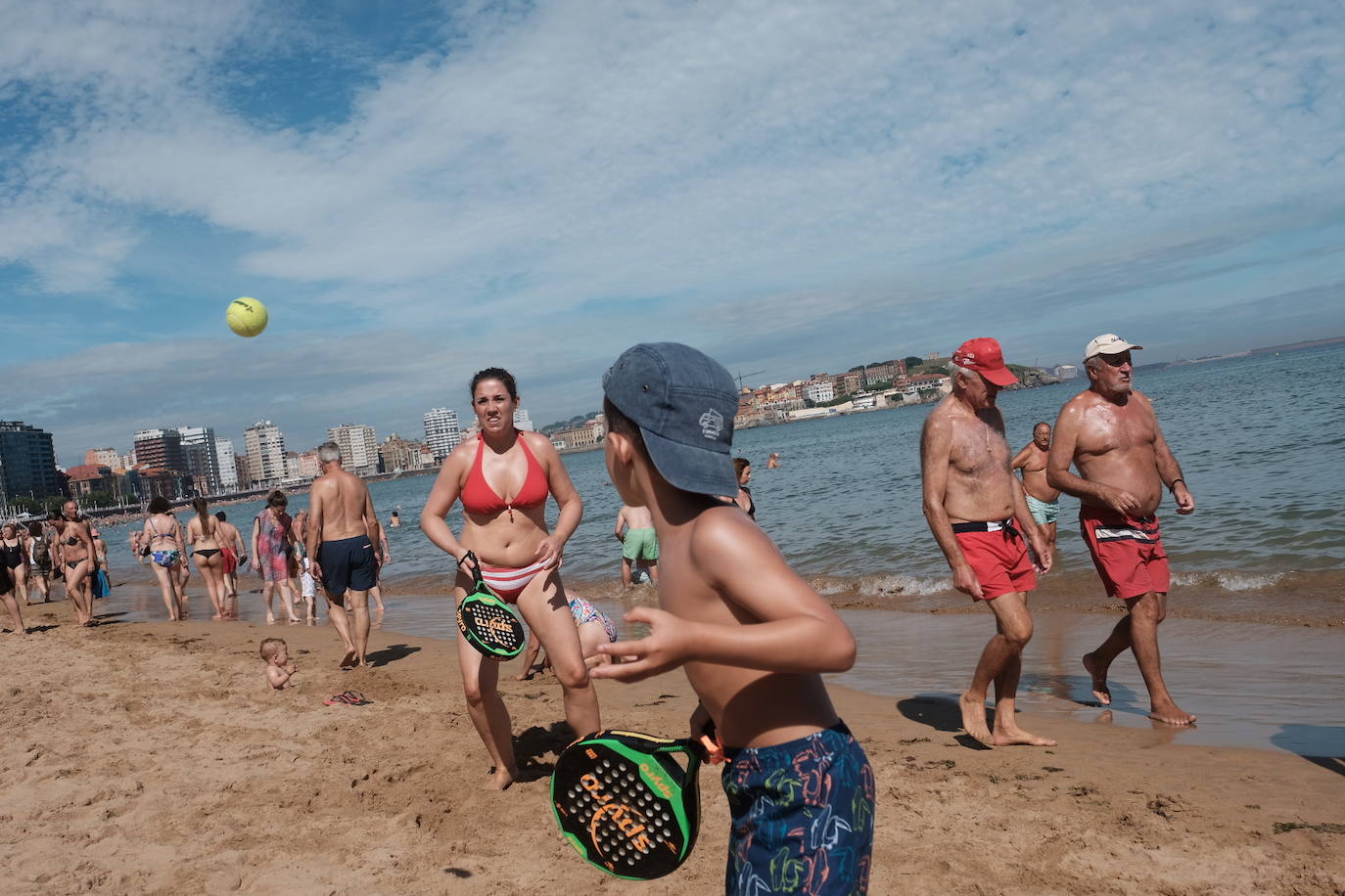Un baño en la playa para combatir el calor en Gijón