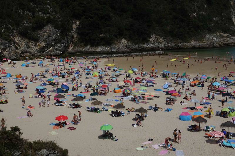 Un baño en la playa para combatir el calor en Gijón