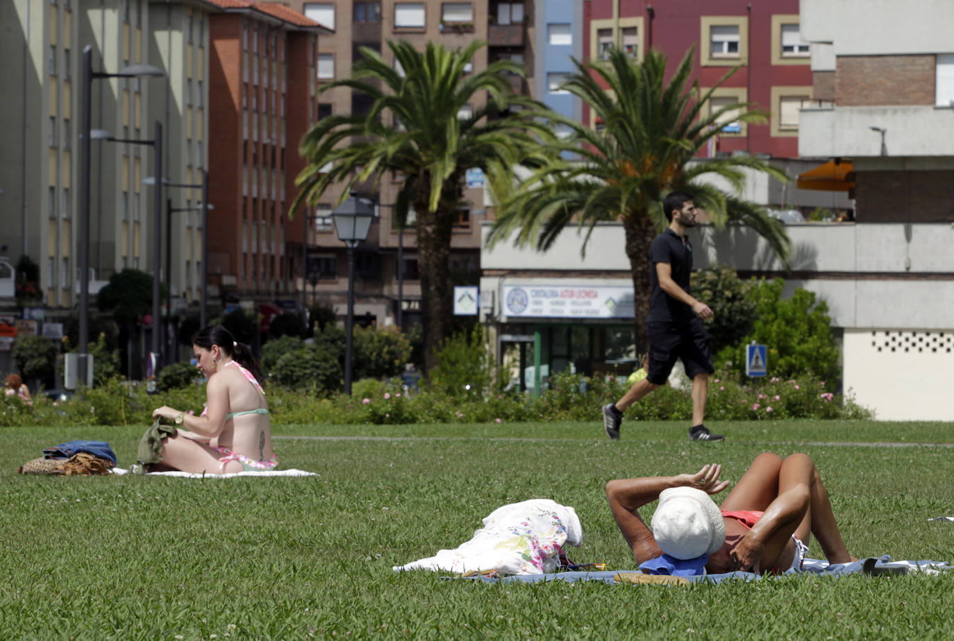 Un baño en la playa para combatir el calor en Gijón