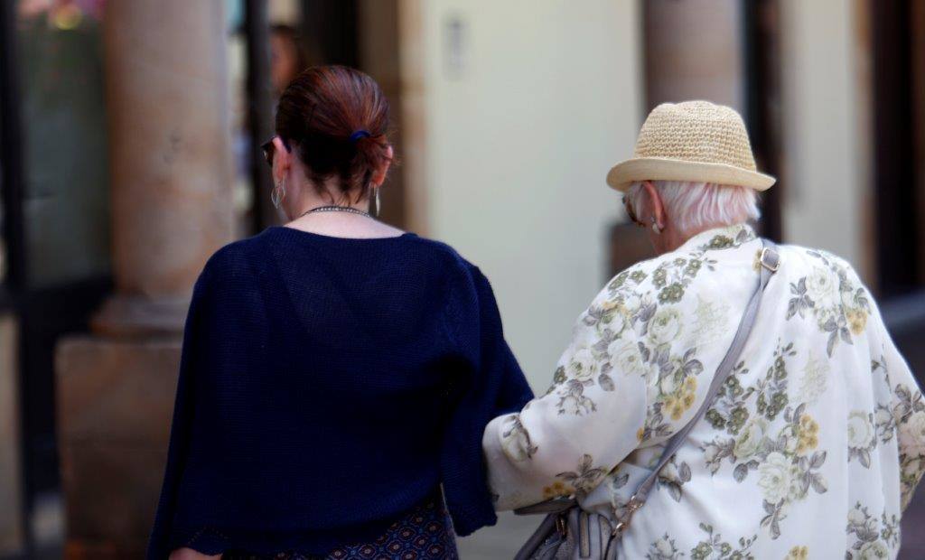 Un baño en la playa para combatir el calor en Gijón