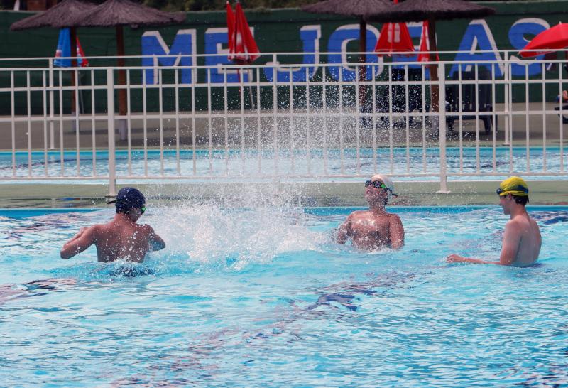 Un baño en la playa para combatir el calor en Gijón