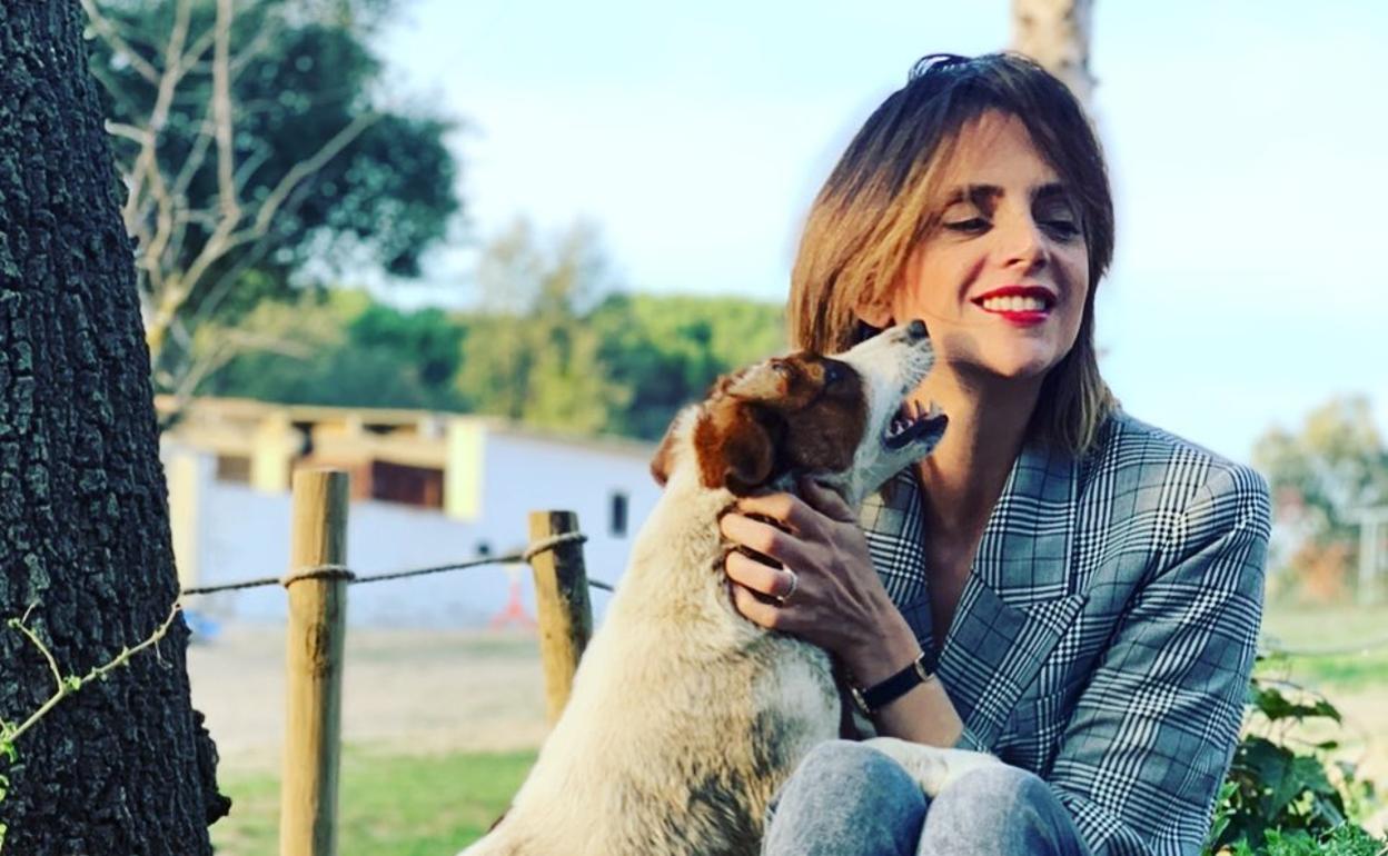 Macarena Gómez posa con su perrita Costra. 