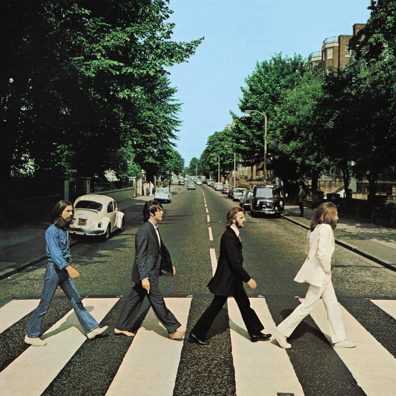 No hay duda. La foto de The Beatles cruzando por el paso de peatones de Abbey Road es una de las fotos más famosas de la historia de la música. Esa imagen cumple hoy 50 años y, para celebrarlo, centenares de fans se han congregado en la icónica calle. Incluso un grupo de imitadores del grupo británico llegó a la calle del barrio londinense de St John's Wood en una réplica del psicodélico Rolls Royce de John Lennon. Toda una gran fiesta para para conmemorar la iamgen que inmortalizó el escocés Iain Macmillan a las 11 horas y 35 minutos del 8 de agosto de 1969. En una sesión fotográfica de diez minutos hizo solo seis fotos y la que se convirtió en la imagen del álbum 'Abbey Road' fue la quinta, en la que los cuatro músicos caminan al unísono.