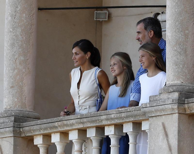 Los Reyes de España, el Rey Felipe VI y la Reina Letizia, y sus hijas, la Princesa Leonor y la Infanta Sofía, han visitado este jueves la Casa Museo de Son Marroig, la posesión fundada por el archiduque Luis Salvador de Austria en Deià (Mallorca). El mirador de la finca con vistas a la costa de la Serra de Tramuntana, los jardines y la casa han formado parte de un recorrido guiado por los actuales propietarios. Ha llamado la atención que los cuatro vestían de azul y blanco.