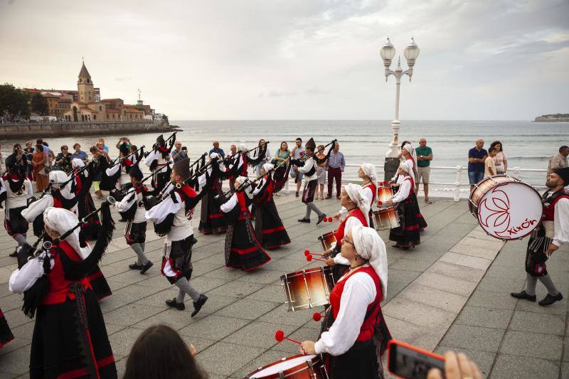 Fotos: Las gaitas toman el Muro de Gijón