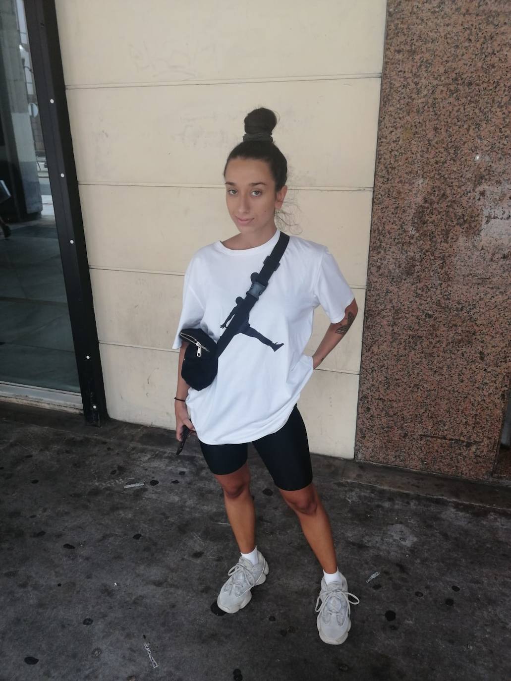 Sandra Suárez, de Mieres. Tiene 18 años y es bailarina de hip-hop. "Me encanta la ropa deportiva, pero con rollo. Me dedico al baile y en mi estilo siempre vestimos así. Suelo comprar por internet, porque hay más variedad de cosas y están todas las marcas que más me gustan".