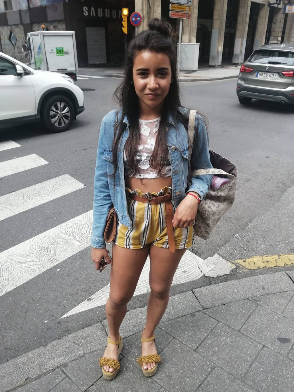 Lorena Silva, de Oviedo. Tiene 18 años y estudia y trabaja. Se detiene bastante tiempo a elegir qué ponerse pero no suele fijarse en influencers. Dice tener "un estilo propio". Para días con posibilidad de lluvia combina unos shorts con chaqueta vaquera.