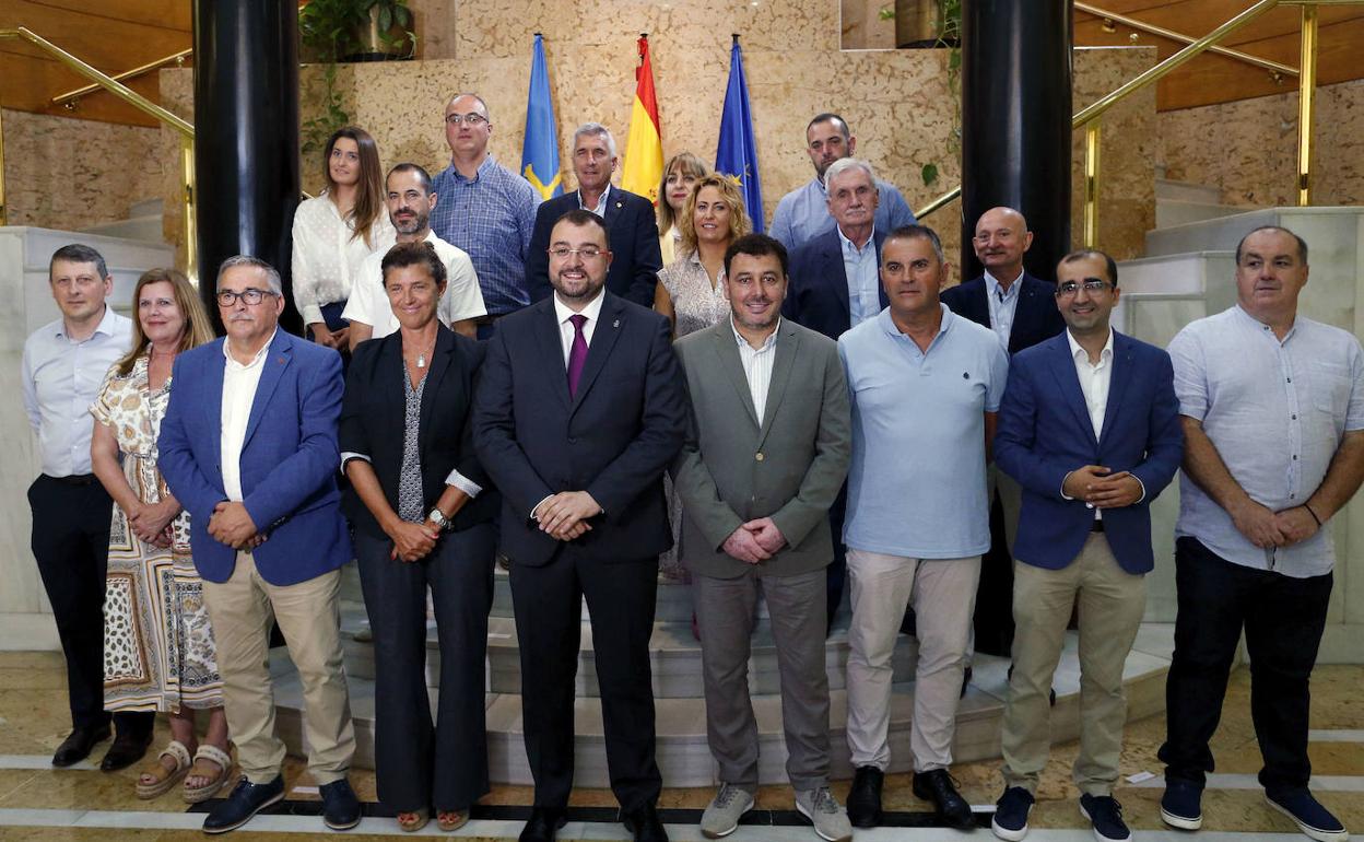 Adrián Barbón, junto a los quince alcaldes asturianos integrados en la Asociación de las Comarcas Mineras (ASCOM).