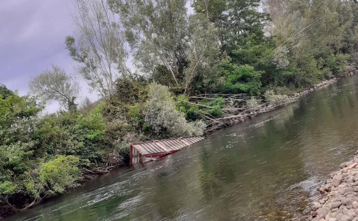 El contenedor que arrastró la crecida del pasado mes de enero, encallado a la altura de la piragüera de Los Cuervos.