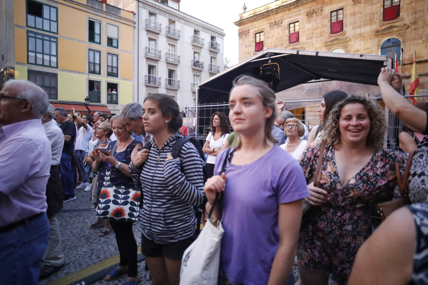 La patinadora Sheila Posada ha sido la pregonera de la Semana Grande de Gijón. Desde el balcón del Ayuntamiento ha invitado a vecinos y veraneantes a disfrutar de unas fiestas en las que «todas las mujeres se sientan seguras». Además, ha pedido respeto para todos los que trabajan estos días y ha reivindicado más apoyo para el patinaje y el deporte femenino. Bailes y música tradicionales han puesto el broche a este inicio de las fiestas.