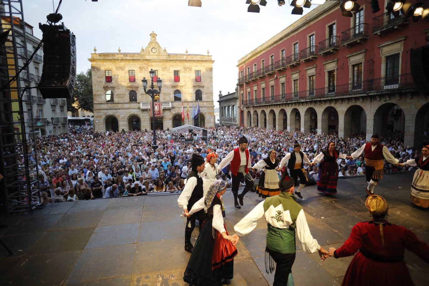 La patinadora Sheila Posada ha sido la pregonera de la Semana Grande de Gijón. Desde el balcón del Ayuntamiento ha invitado a vecinos y veraneantes a disfrutar de unas fiestas en las que «todas las mujeres se sientan seguras». Además, ha pedido respeto para todos los que trabajan estos días y ha reivindicado más apoyo para el patinaje y el deporte femenino. Bailes y música tradicionales han puesto el broche a este inicio de las fiestas.