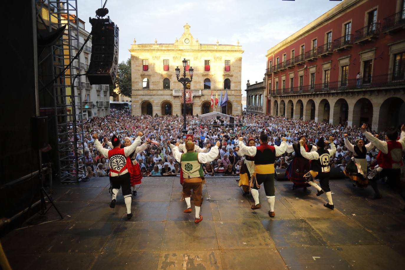 La patinadora Sheila Posada ha sido la pregonera de la Semana Grande de Gijón. Desde el balcón del Ayuntamiento ha invitado a vecinos y veraneantes a disfrutar de unas fiestas en las que «todas las mujeres se sientan seguras». Además, ha pedido respeto para todos los que trabajan estos días y ha reivindicado más apoyo para el patinaje y el deporte femenino. Bailes y música tradicionales han puesto el broche a este inicio de las fiestas.