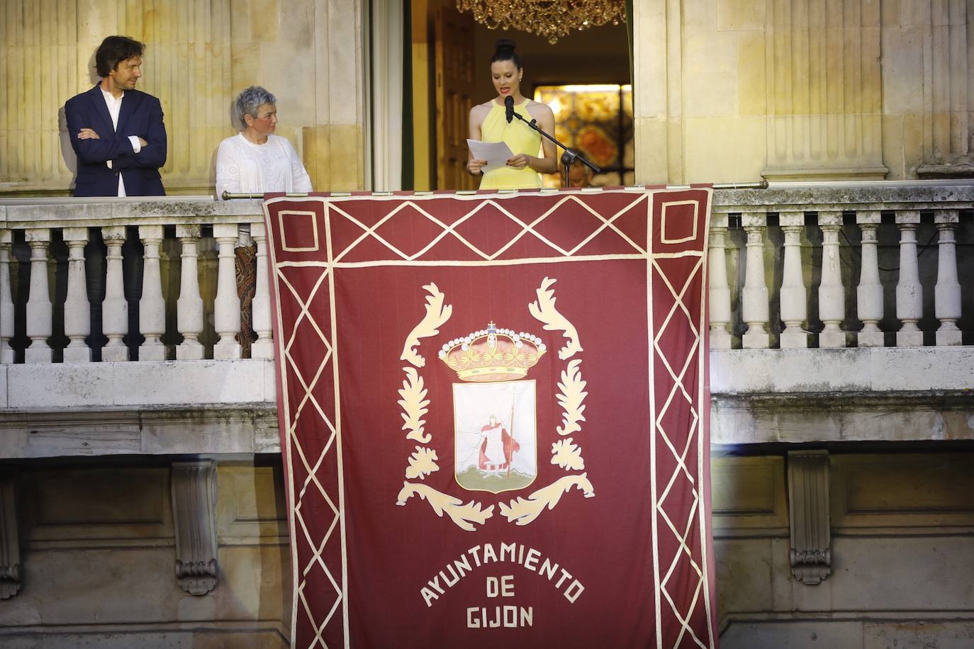 La patinadora Sheila Posada ha sido la pregonera de la Semana Grande de Gijón. Desde el balcón del Ayuntamiento ha invitado a vecinos y veraneantes a disfrutar de unas fiestas en las que «todas las mujeres se sientan seguras». Además, ha pedido respeto para todos los que trabajan estos días y ha reivindicado más apoyo para el patinaje y el deporte femenino. Bailes y música tradicionales han puesto el broche a este inicio de las fiestas.