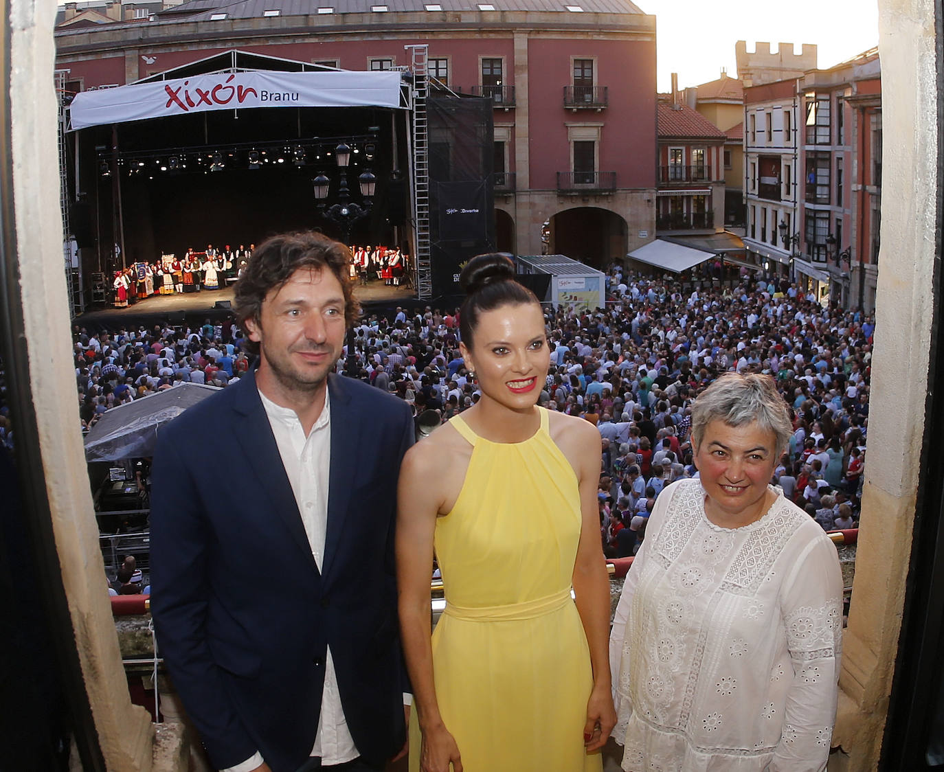 La patinadora Sheila Posada ha sido la pregonera de la Semana Grande de Gijón. Desde el balcón del Ayuntamiento ha invitado a vecinos y veraneantes a disfrutar de unas fiestas en las que «todas las mujeres se sientan seguras». Además, ha pedido respeto para todos los que trabajan estos días y ha reivindicado más apoyo para el patinaje y el deporte femenino. Bailes y música tradicionales han puesto el broche a este inicio de las fiestas.