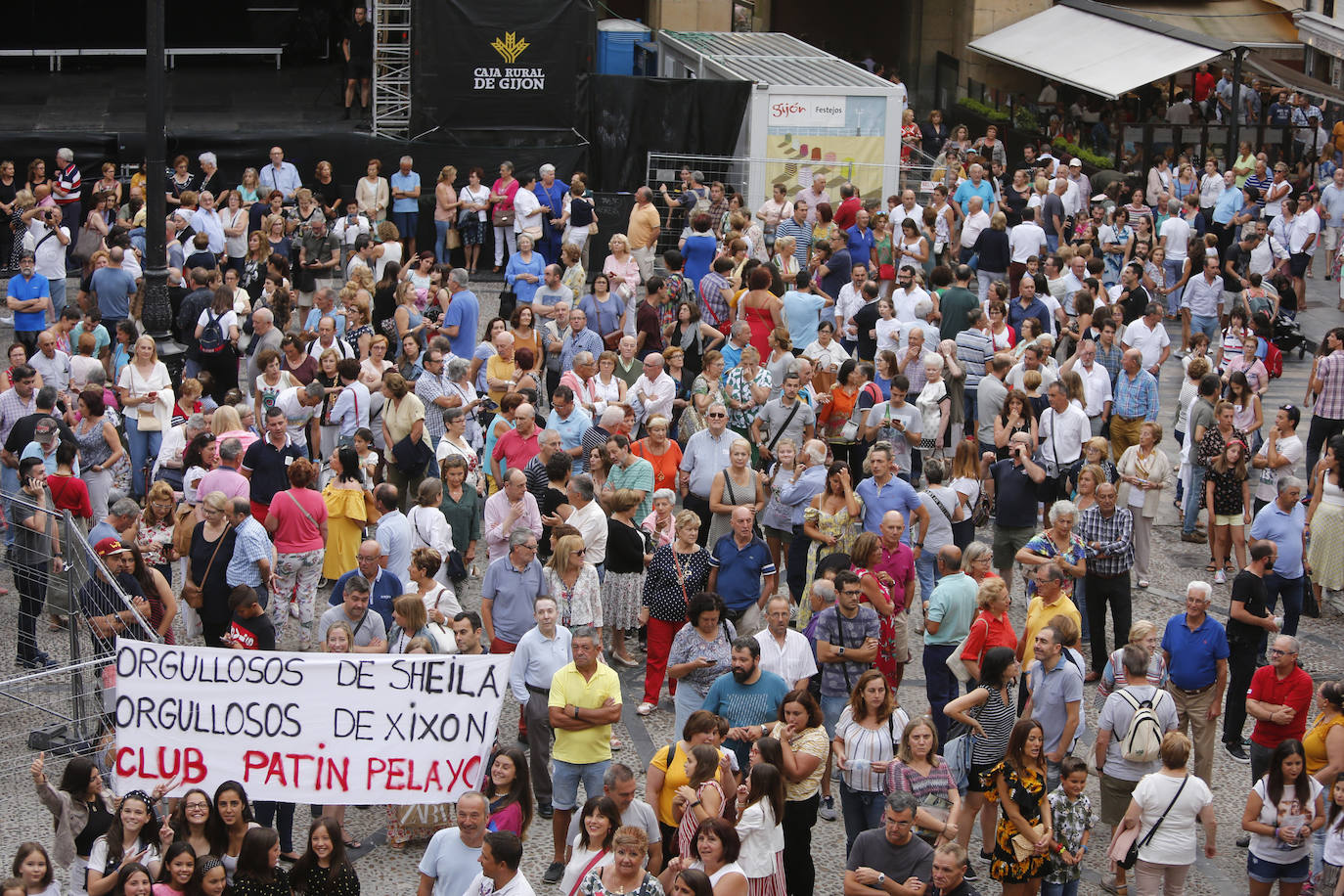 La patinadora Sheila Posada ha sido la pregonera de la Semana Grande de Gijón. Desde el balcón del Ayuntamiento ha invitado a vecinos y veraneantes a disfrutar de unas fiestas en las que «todas las mujeres se sientan seguras». Además, ha pedido respeto para todos los que trabajan estos días y ha reivindicado más apoyo para el patinaje y el deporte femenino. Bailes y música tradicionales han puesto el broche a este inicio de las fiestas.