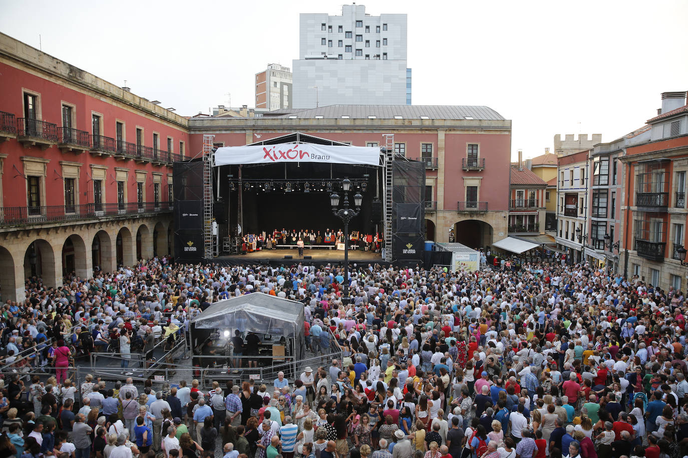 La patinadora Sheila Posada ha sido la pregonera de la Semana Grande de Gijón. Desde el balcón del Ayuntamiento ha invitado a vecinos y veraneantes a disfrutar de unas fiestas en las que «todas las mujeres se sientan seguras». Además, ha pedido respeto para todos los que trabajan estos días y ha reivindicado más apoyo para el patinaje y el deporte femenino. Bailes y música tradicionales han puesto el broche a este inicio de las fiestas.