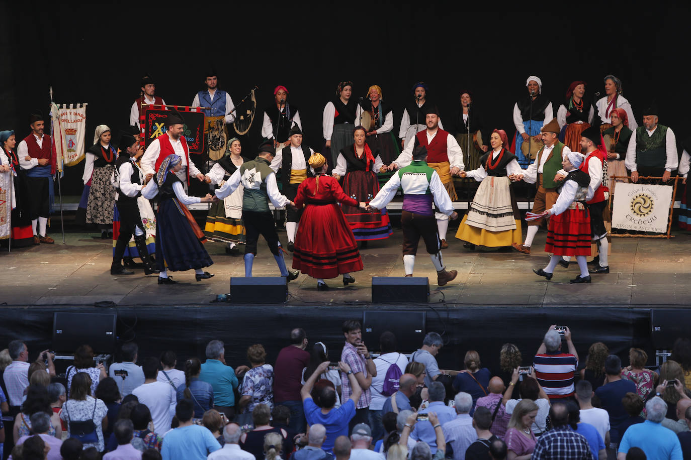 La patinadora Sheila Posada ha sido la pregonera de la Semana Grande de Gijón. Desde el balcón del Ayuntamiento ha invitado a vecinos y veraneantes a disfrutar de unas fiestas en las que «todas las mujeres se sientan seguras». Además, ha pedido respeto para todos los que trabajan estos días y ha reivindicado más apoyo para el patinaje y el deporte femenino. Bailes y música tradicionales han puesto el broche a este inicio de las fiestas.