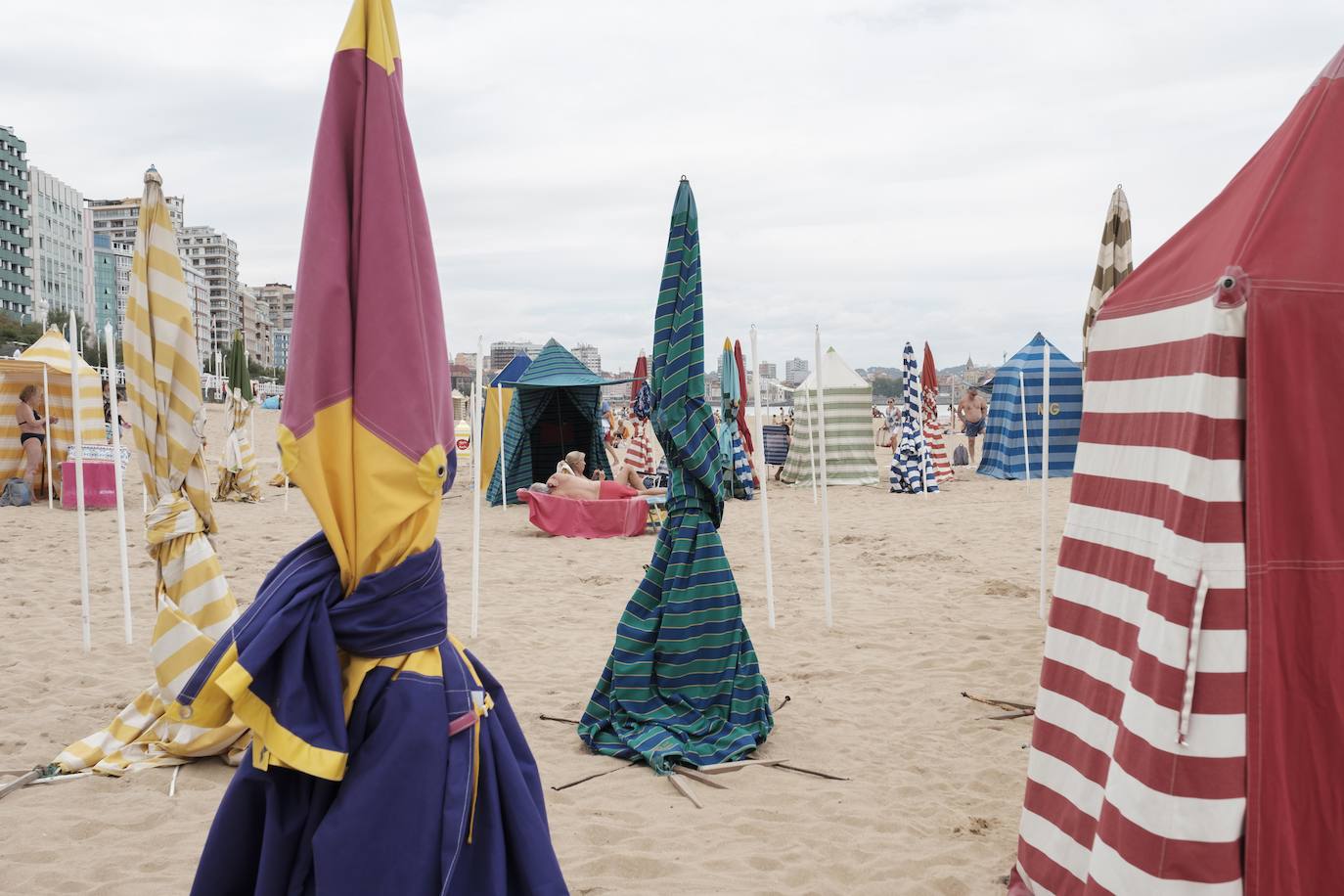 El litoral asturiano permanece este viernes en alerta por fuertes vientos y olas que podrán alcanzar los cuatro metros.